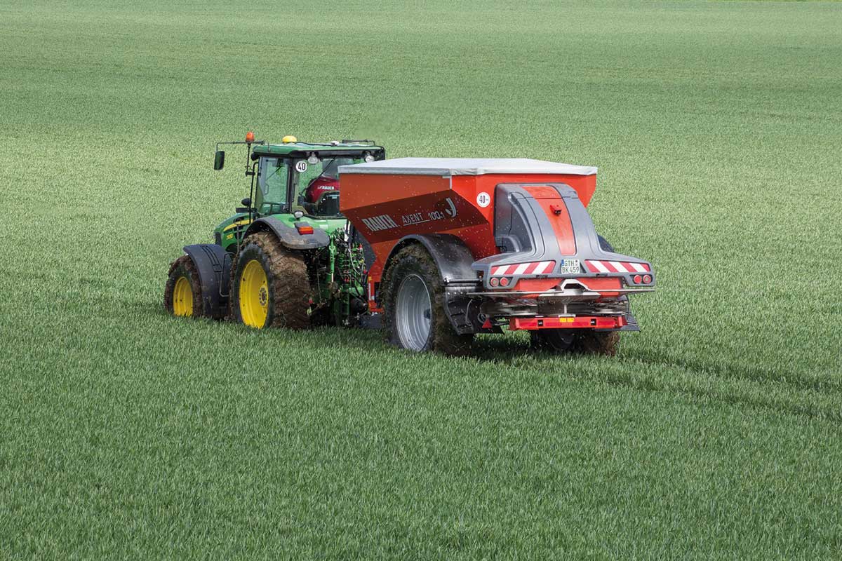 Landwirt auf dem Feld in der Abendsonne